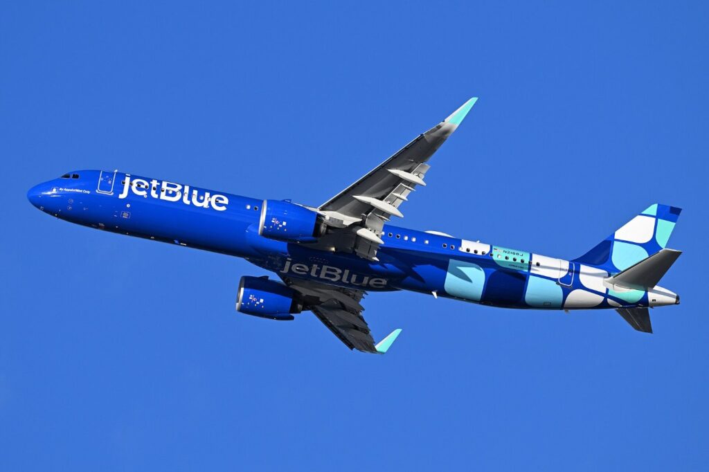 JetBlue Airbus A321neo in flight